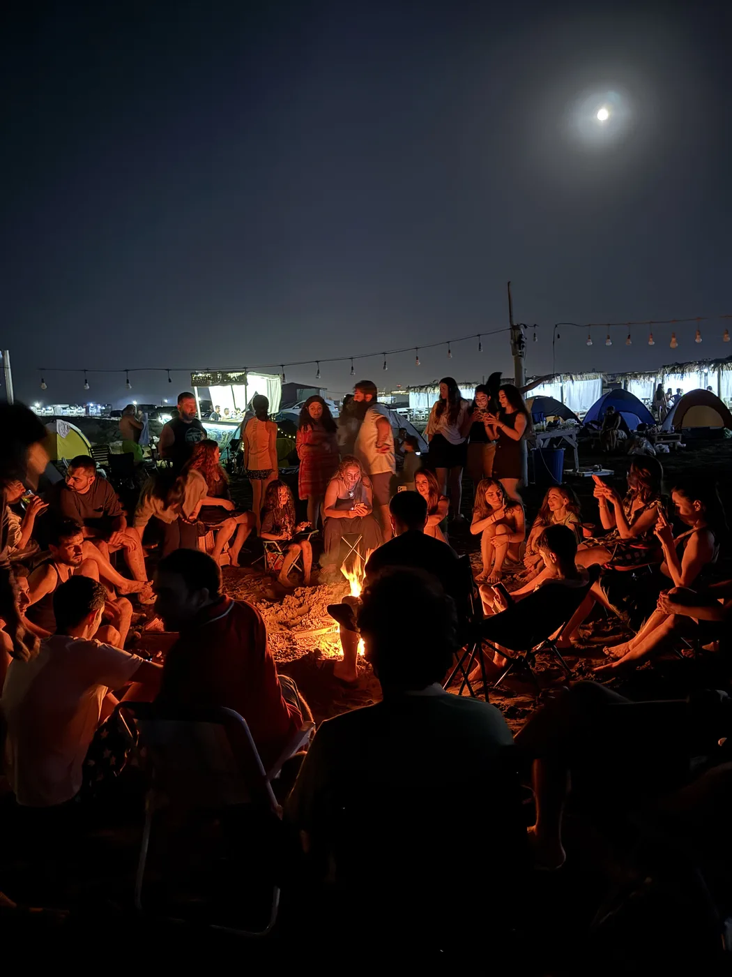 Caspian Kamp Festivalda tonqal ətrafında icma